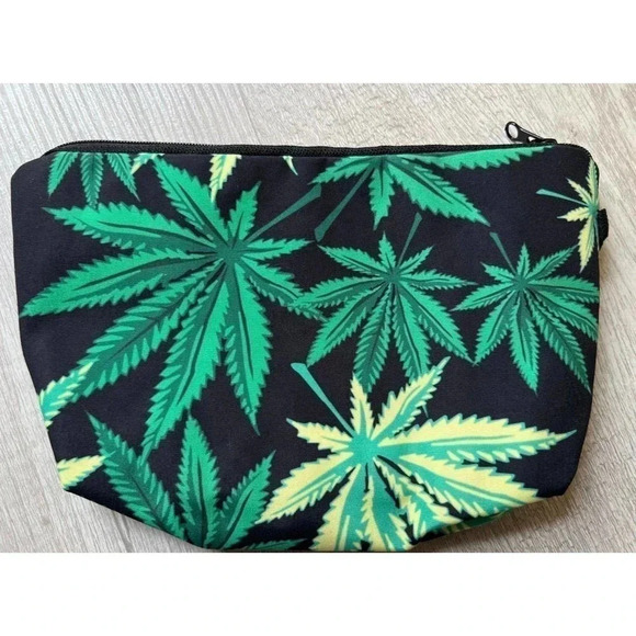 Leaf cosmetic bag with keychain and scrunchie. - Picture 5 of 5